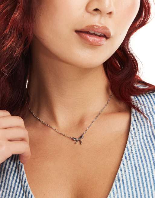 Lost Souls – Silverfärgat halsband med rosetthänge i rostfritt stål