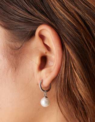 stainless steel huggie hoop earrings with pearl charm in silver