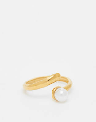 wraparound pearl ring in 18kt gold plated stainless steel