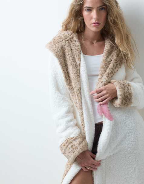 Loungeable - bata larga con capucha y estampado de leopardo en contraste en blanco y mink - view 1