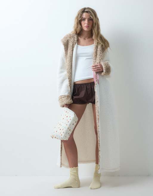 Loungeable - bata larga con capucha y estampado de leopardo en contraste en blanco y mink, 2 de 4