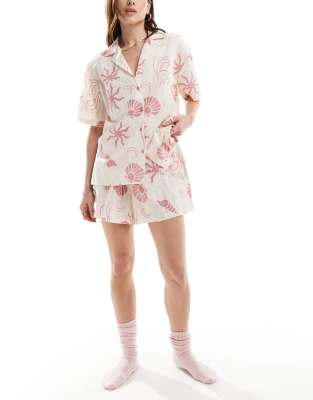 Thumbnail - Loungeable - Baumwoll-Set aus Oversize-Hemd und Shorts in Elfenbeinweiß mit Retro-Muster
