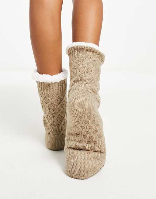 Loungeable - Behaaglijke gebreide pantoffelsokken met kabels in beige, 2 van 4