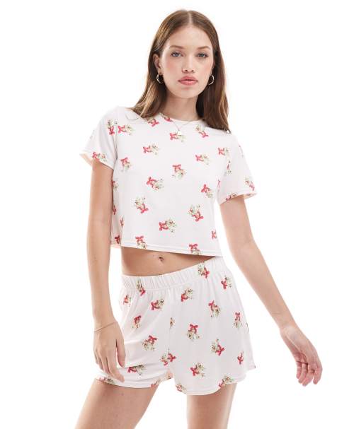 Loungeable Christmas Mistletoe print jersey pyjama t-shirt and shorts set in light pink - view 1