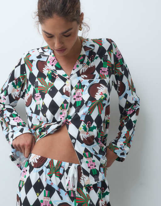 Loungeable Christmas Pyjama-Set mit Hemd zum Knöpfen und Hose in monochromem Nussknacker-Karo, 3 von 4