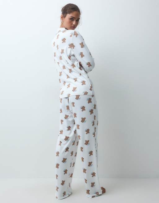 Loungeable Christmas Pyjama-Set mit Hemd zum Knöpfen und Hose in Santa-Teddy, 3 von 4