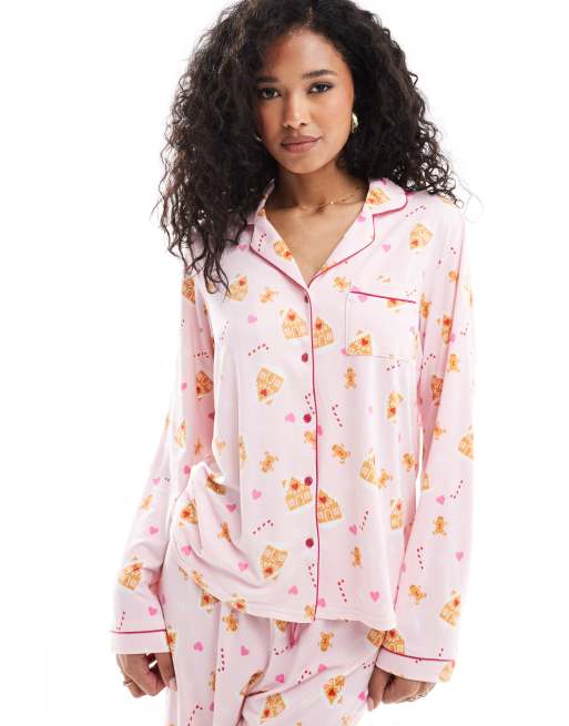 Loungeable – Christmas – Pyjamaset aus Jersey in Rosa mit weihnachtlichem Lebkuchenprint, 2 von 4