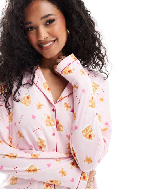 Loungeable – Christmas – Pyjamaset aus Jersey in Rosa mit weihnachtlichem Lebkuchenprint, 3 von 4