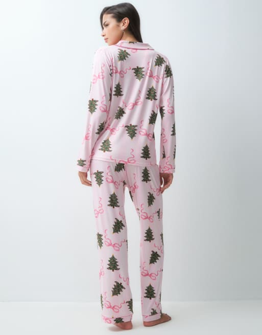 Loungeable Christmas pyjamassæt med skjorte med knapper og bukser i lyserød stribe og træprint, 2 af 5