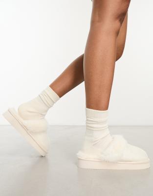 Loungeable Loungeable closed toe fluffy mule in beige-Neutral