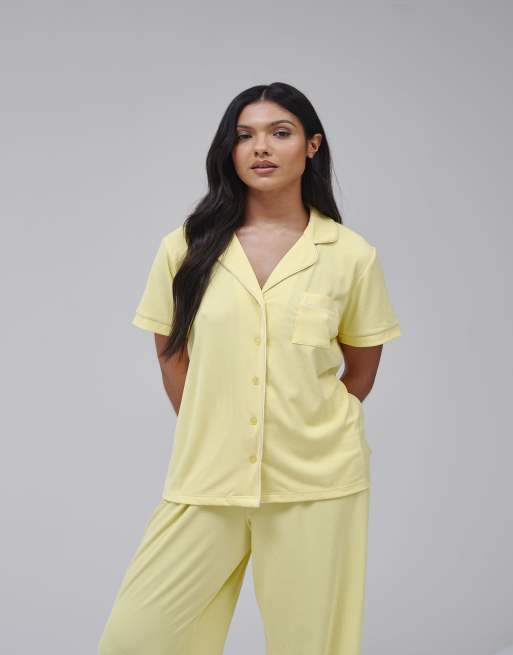 Loungeable - Completo a maniche corte con pantaloni tradizionali in jersey super morbido giallo a coste, 3 di 4