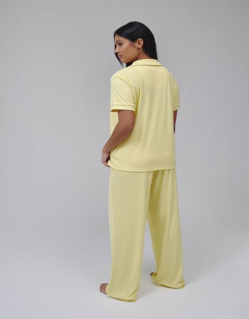 Loungeable - Completo a maniche corte con pantaloni tradizionali in jersey super morbido giallo a coste, 4 di 4