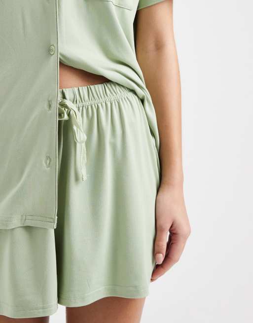 Loungeable - Completo con camicia a maniche corte e pantaloncini in jersey super morbido color salvia tenue, 4 di 4