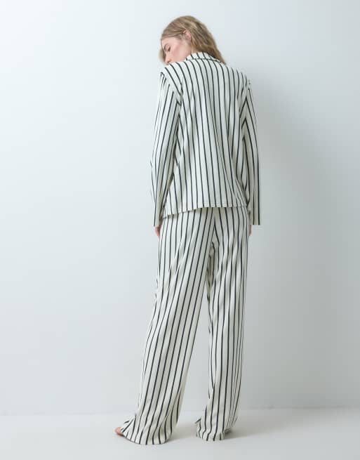 Loungeable cosy velours overhemd met revers en knoopsluiting en pyjamabroekset met streep in zwart-wit, 4 van 4