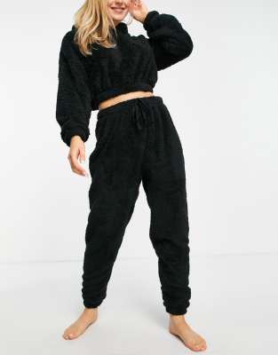 Loungeable - Cropped hoodie en joggingbroek van sherpa fleece in zwart