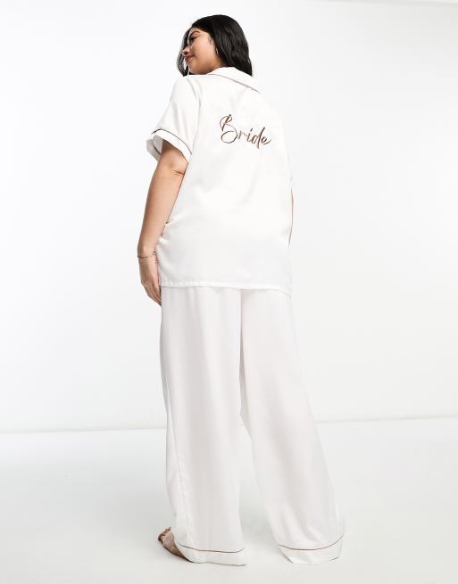 Loungeable Curve – Bridal – Kurzärmliges Satinhemd mit Reverskragen und Hose in Elfenbein 