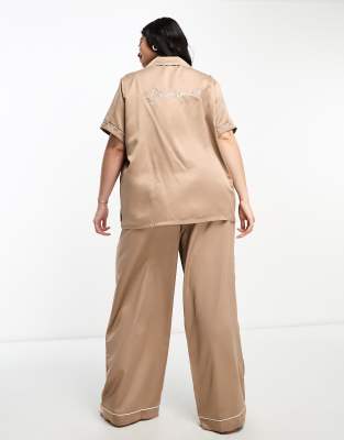 Loungeable Curve - Bridesmaid - Kurzärmliges Satinhemd mit Reverskragen und Hose in Taupe-Neutral