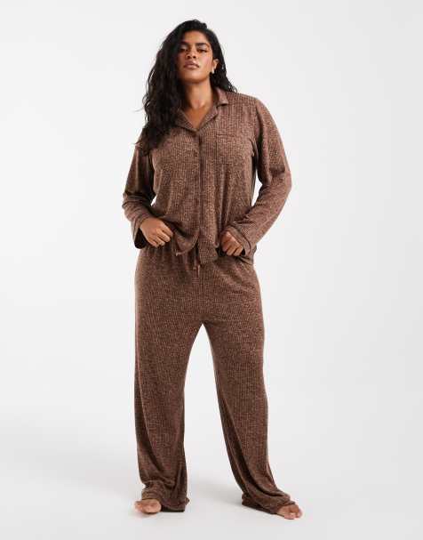 Loungeable Curve - conjunto de pijama de top con cuello revere y pantalón de pernera ancha en canalé cepillado supersuave con detalle de ribete en marrón - view 1