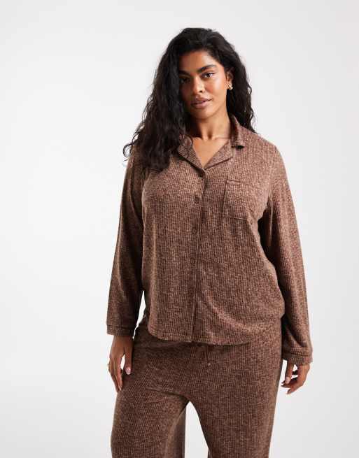 Loungeable Curve ensemble pyjama côtelé brossé ultra doux à revers et pantalon large avec passepoil marron, 2 de 4