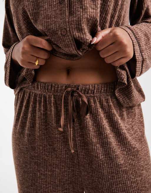 Loungeable Curve ensemble pyjama côtelé brossé ultra doux à revers et pantalon large avec passepoil marron, 3 de 4