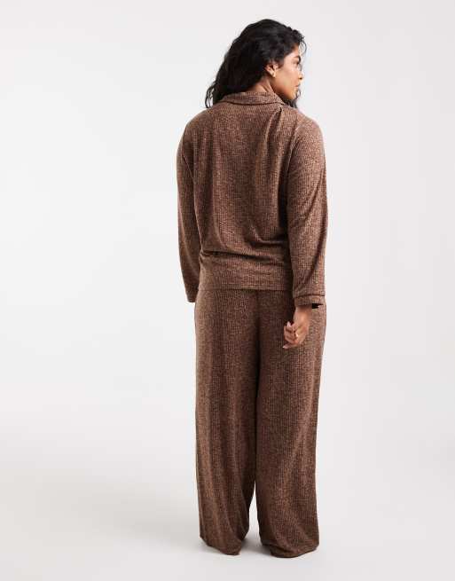 Loungeable Curve ensemble pyjama côtelé brossé ultra doux à revers et pantalon large avec passepoil marron, 4 de 4