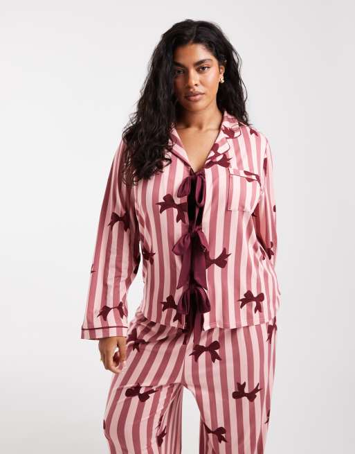 Loungeable Curve ensemble pyjama en jersey ultra-doux avec chemise à nouer sur le devant et pantalon à imprimé nœuds rayé rose, 2 de 4
