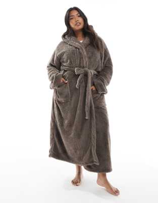 Loungeable Curve - Maxi-Bademantel aus kuscheligem Teddyfleece in Mokkabraun mit Kapuze