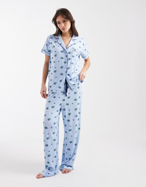 Loungeable Curve – Pyjama mit Oberteil mit Reverskragen und Hose mit weitem Bein, aus superweichem Jersey mit Blaubeer-Muster - view 1