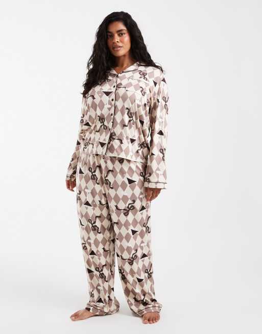 Loungeable Curve Pyjama-Set aus Hemd mit Reverskragen und Hose mit Schleifenprint in Espresso Martini, 2 von 4