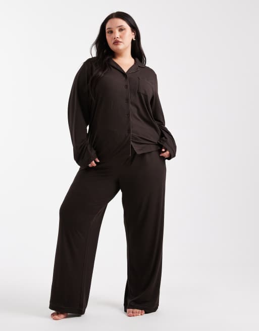 Loungeable Curve - Pyjamaset van superzachte jersey met top met reverskraag en broek met wijde pijpen en biezen in chocoladebruin