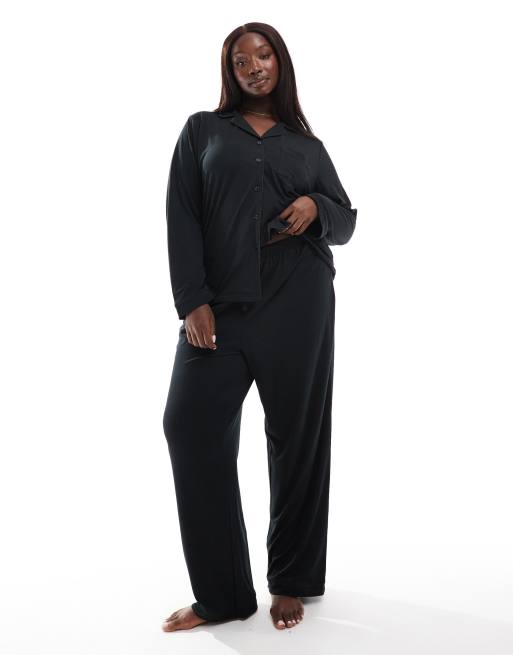 Loungeable Curve - Pyjamaset van superzachte jersey top met reverskraag en broek met wijde pijpen en biezen in zwart