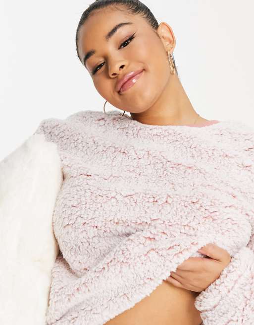Loungeable Curve – Rosa, tvådelad pyjamas i frostig fårskinnsimitation