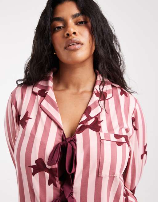 Loungeable Curve supersoft Jersey-Pyjama-Set mit Hemd zum Binden vorn und Hose mit Schleifenprint in Rosa gestreift, 3 von 4