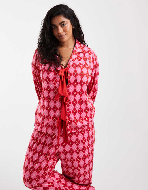 Loungeable Curve supersoft jersey pyjamassæt med skjorte med bindebånd foran og bukser i pink og rød argyle-tern, 2 af 4
