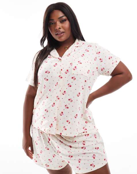 Loungeable Curve – Superweicher Jersey-Pyjama mit Oberteil mit Reverskragen und Shorts mit Paspelierung und Herz- und Kirschen-Print - view 1