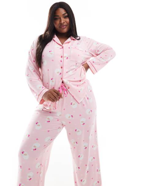 Loungeable Curve – Weihnachten – Jersey-Pyjama mit Weihnachtsmann-Print in Rosa/Rot - view 1