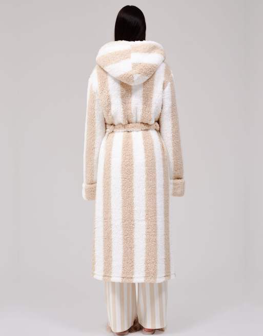 Loungeable – Dicker Mini-Bademantel aus Sherpa-Fleece in Nerzbeige gestreift mit Kapuze, 5 von 5