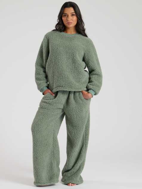 Loungeable - Ensemble confort pull et pantalon ample en imitation peau de mouton - Vert - view 1