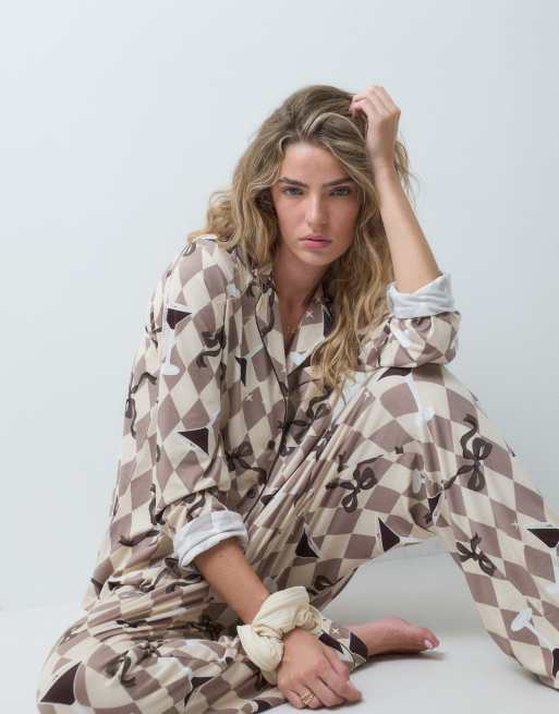 Loungeable ensemble pyjama chemise à col tailleur et pantalon à imprimé nœuds espresso martini, 2 de 4