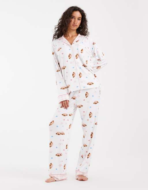 Loungeable ensemble pyjama chemise boutonnée à col tailleur et pantalon imprimé croissants et nœuds, 2 de 4