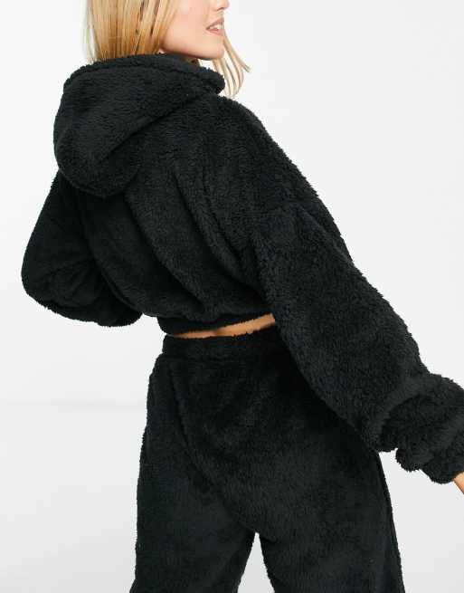 Loungeable - Felpa con cappuccio corto in pile borg e joggers neri, 4 di 4