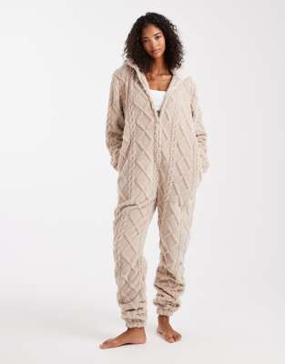 Loungeable - Flauschiger Einteiler aus Sherpa-Fleece in Beige und Cremeweiß mit Zopfmuster