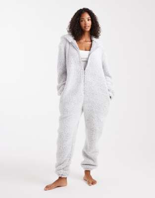 Loungeable - Flauschiger Einteiler aus Sherpa-Fleece in Schneegrau