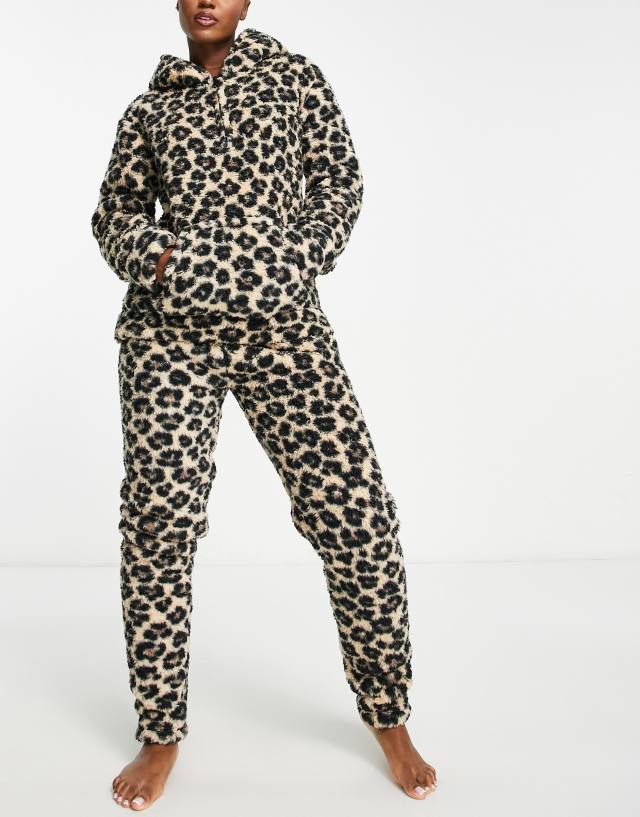 Loungeable fleece lounge set in leopard