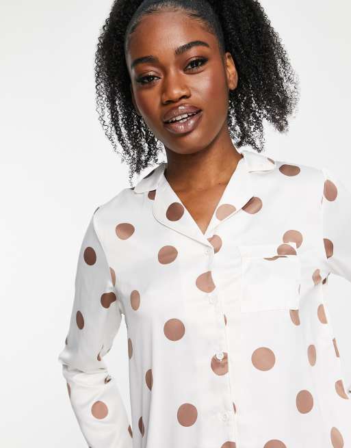 Loungeable – Gepunkteter Pyjama in Taupe and Cremeweiß aus Oberteil mit Reverskragen und Hose, 3 von 4