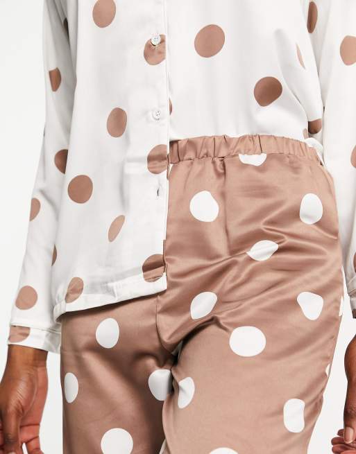 Loungeable – Gepunkteter Pyjama in Taupe and Cremeweiß aus Oberteil mit Reverskragen und Hose, 4 von 4