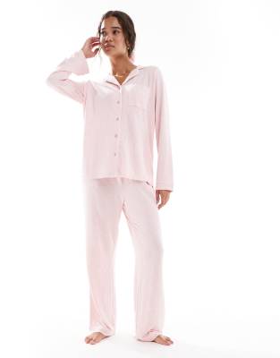 Loungeable - Gerippter Pyjama in meliertem Rosa mit Paspelierung, aus Oberteil mit Reverskragen und weit geschnittener H...