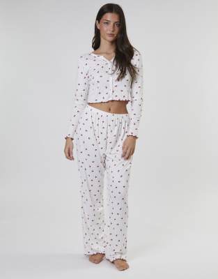 Loungeable - Geripptes Jersey-Set aus langärmligem Oberteil und Hose in Weiß mit Kirschmuster