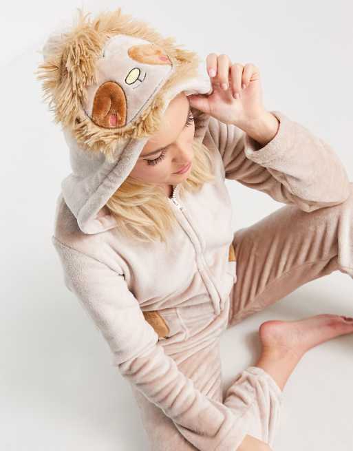Loungeable – Gräddvit onesie med sengångardesign