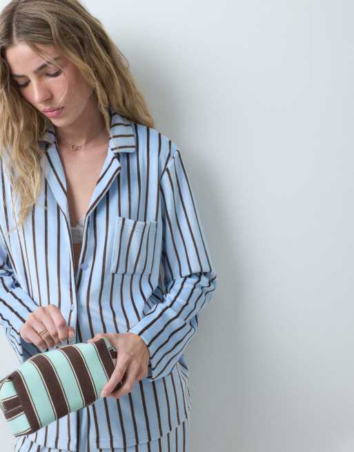 Loungeable hyggeligt velour pyjamassæt med skjorte med revers og bukser i blå stribe, 3 af 4